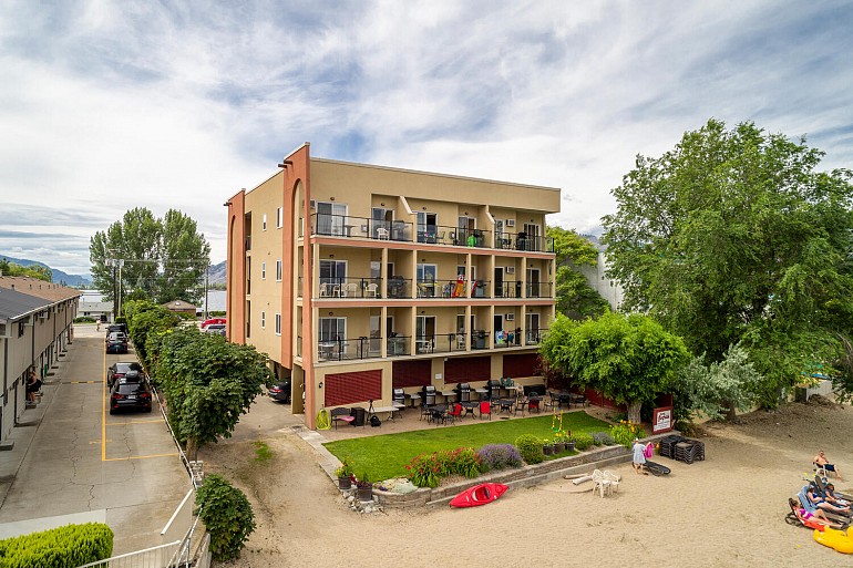 Lake side Exterior Gallery Image