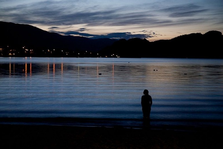 54_92 beachfront evening silhouette 2 resized Beach Fun Gallery Image