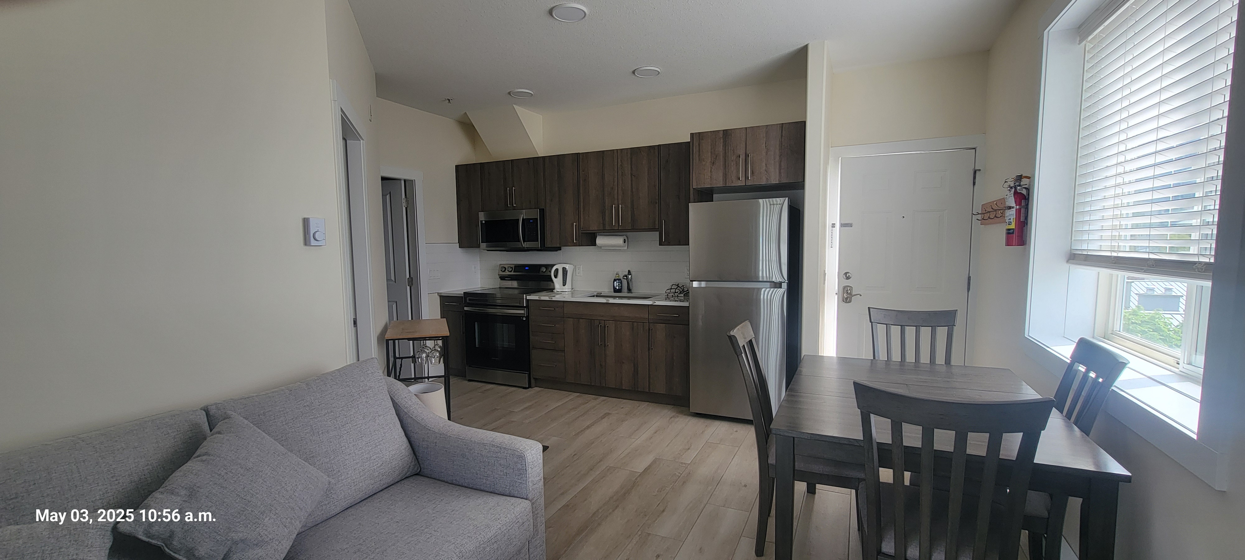 Kitchen and dining area in the Deluxe 1 Bedroom suite