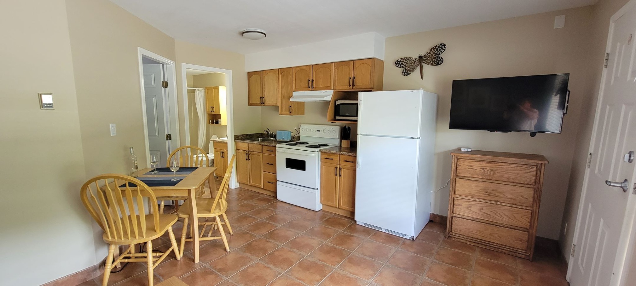 Kitchen and dining area in the Junior 1 Bedroom suite